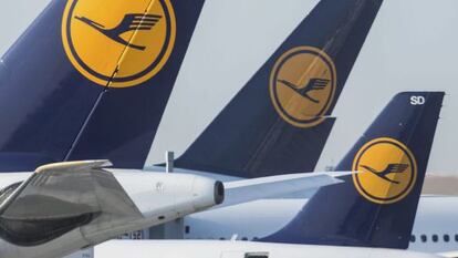 Varios aviones de Lufthansa permanecen aparcados en el aeropuerto de Fr&aacute;ncfort (Alemania).