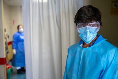 Dos sanitarios esperan para hacer una PCR en un centro de salud en Alcobendas en Madrid.