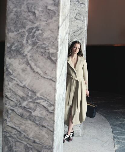 Vestido de Jacquemus, y bolso y zapatos, ambos de Louis Vuitton.