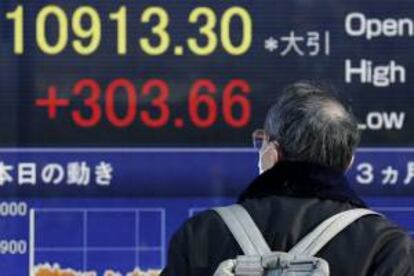 Un hombre observa un panel electrónico que muestra el selectivo Nikkei en Tokio, Japón. EFE/Archivo