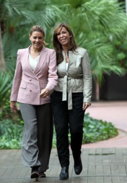 Llegada de la secretaria general del PP, María Dolores de Cospedal (i), y la presidenta del PPC, Alicia Sánchez-Camacho (d) a la reunión Intermunicipal del PP en Barcelona.