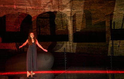 Fleur Barron, durante la interpretación de ‘La despedida’ de ‘La canción de la tierra’ en el espectáculo ‘One Morning Turns into an Eternity’, de Peter Sellars.