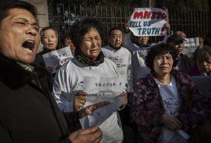 Familiares de las víctimas protestan ante la Embajada malasia en Pekín.