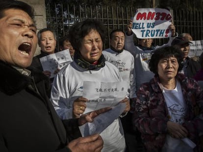 Familiares de las víctimas protestan ante la Embajada malasia en Pekín.