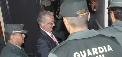 La Guardia Civil trasladando en abril al exconsejero Antonio Fernández a prisión.