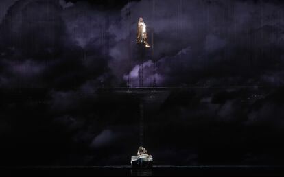 Escena de 'La damoiselle élue' de Claude Debussy, utilizada como una suerte de prólogo de 'Jeanne d'Arc au bûcher'. En lo alto, la soprano Camilla Tilling.
