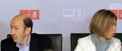 Alfredo Pérez Rubalcaba y Carme Chacón, durante la reunión de la Ejecutiva Federal del PSOE.