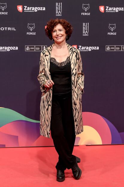 La directora Icíar Bollaín y cuya película 'Maixabel' ha sumado ocho nominaciones, vestida con pantalón, top lencero negro y levita.