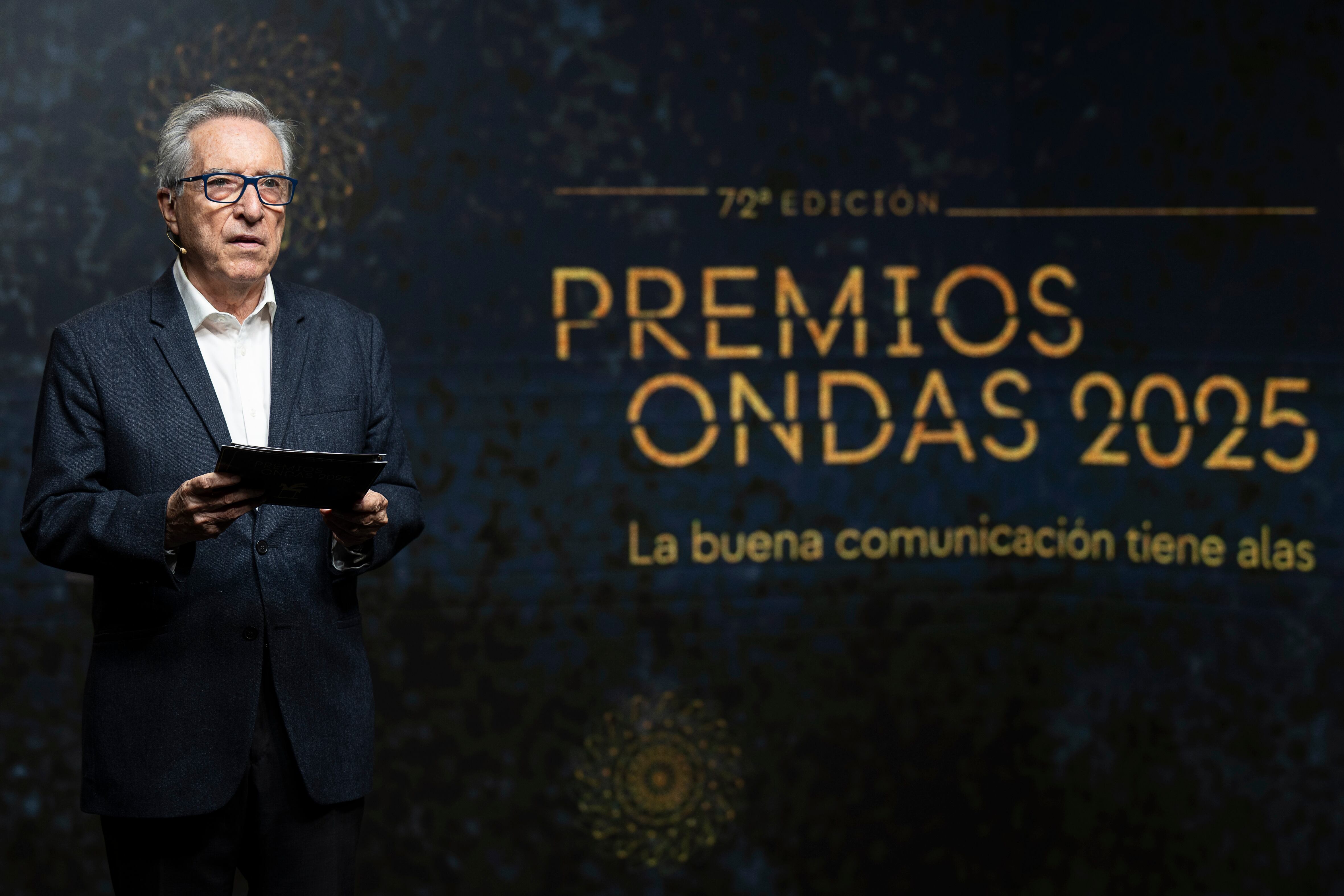 El periodista Iñaki Gabilondo durante el fallo de la de los Premios Ondas 2025, retransmitido desde los estudios de Radio Barcelona. 

