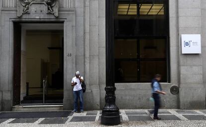 Dos personas, frente al edificio de la Bolsa de São Paulo.