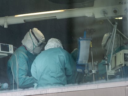 Health personnel working at an Intensive Care Unit at La Paz Hospital in Madrid.