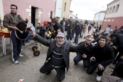 Vecinos de Huerta de Rey celebran el Gordo en las calles.