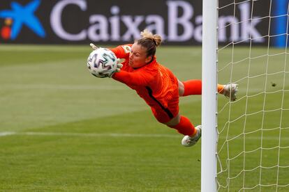 Una parada de Sandra Paños en Liga ante el Levante.