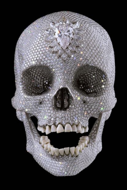 <i>For the Love of God</i> (2007), calavera con 8.601 diamantes incrustados, obra de Damien Hirst.