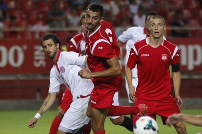 Pareja, del Sevilla, en el partido de ida contra el Mladost.