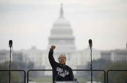 El rapero J.Kwest alza el puño durante su discurso con motivo de una marcha contra el racismo organizada con motivo del cincuenta aniversario del asesinato de Martin Luther King, en Washington.