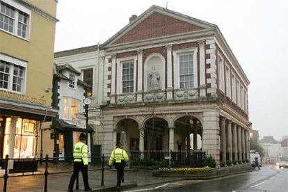 Los policías vigilan el Consistorio de Windsor, construido en 1689 y que se conoce como <i>Guildhall</i>.