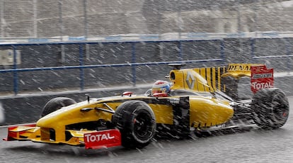 EL piloto de Renault, Petrov, bajo la intensa lluvia de esta mañana en Jerez.