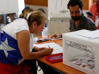 Una mujer acude a un centro de votación para elegir si aprueba o rechaza la nueva Constitución, el 4 de septiembre de 2022.