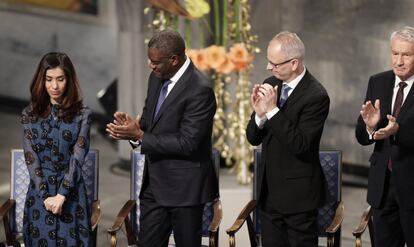 Miembos del Comité Noruego del Nobel, junto al doctor Denis Mukwege, aplauden a la activista iraquí Nadia Murad al recibir el Premio Nobel de la Paz 2018.