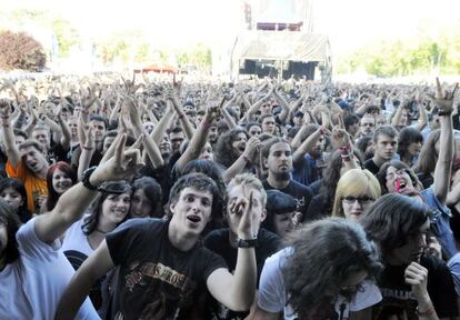 Centenares de asistentes a uno de los conciertos del Azkena Rock.