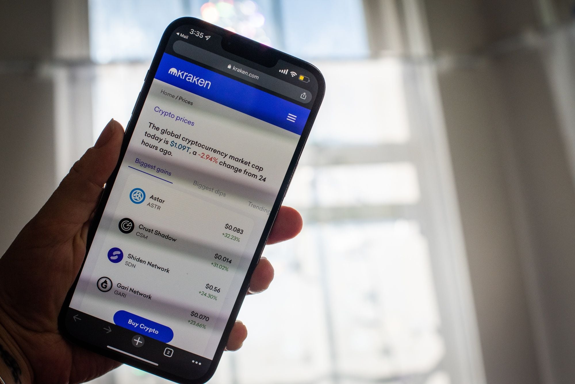 La plataforma cripto Kraken en un smartphone, en 2023.