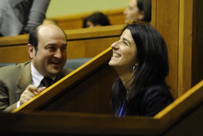 Gesto distendido de Andoni Ortuzar y Aintzane Ezenarro, ayer en la sesión del Parlamento vasco.