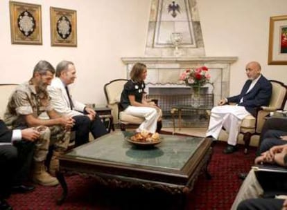 La ministra de Defensa, Carme Chacón (2ª derecha), y el presidente de Afganistán, Hamid Karzai (derecha), acompañados por el jefe del Estado Mayor de la Defensa, el general del Aire José Julio Rodríguez (2º izquierda), y del embajador de Afganistán , José Turpin (3º izquierda).