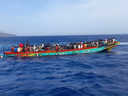 Un cayuco con 280 personas a bordo, el pasado 3 de octubre, a su llegada a la isla de El Hierro.