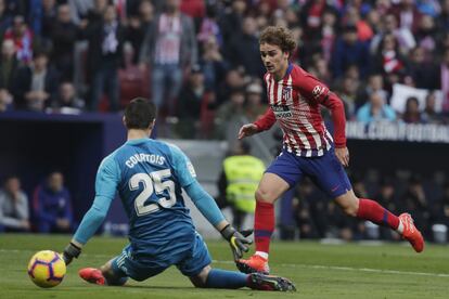 El delantero francés del Atlético de Madrid, Griezman, marca el gol del empate frente al portero del Real Madrid Thibaut Courtois. Atlético de Madrid 1 - Real Madrid 1.