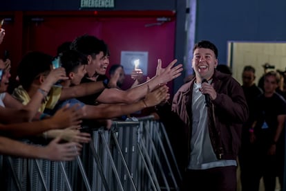 Quevedo saluda a sus seguidores en el WiZink Center de Madrid, en mayo de 2023.