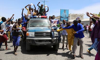 Un grupo de civiles viajan en un coche de policía somalí mientras celebran la elección del presidente Mohamed Abdullahi Mohamed, en las calles de Mogadiscio (Somalia).