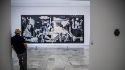 Un visitante observa el 'Guernica' en el Museo Reina Sofía, en Madrid en 2020.