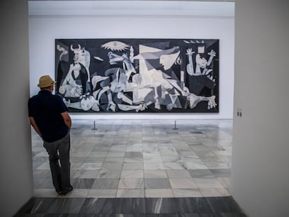 Un visitante observa el 'Guernica' en el Museo Reina Sofía, en Madrid en 2020.