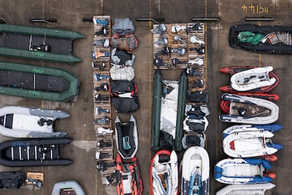 Vista aérea de las embarcaciones utilizadas por los migrantes para cruzar el canal, se almacenan en una instalación el 26 de noviembre, en Dover (Inglaterra).