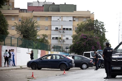 Control de la Policía Nacional en la calle Orfebre Cayetano González, en el Polígono Sur de Sevilla.