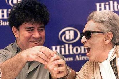 Pedro Almodóvar y Chavela Vargas, en una fotografía realizada en Buenos Aires en 2001.