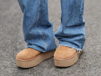 Artículo de EL PAÍS Escaparate sobre unos botines de borreguito para mujer que parecen UGG, pero más baratos.
