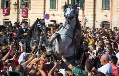 Dos caballos se alzan en la multitud durante la tradicional fiesta de San Joan en la localidad de Ciutadella (Menorca), en una imagen de archivo.