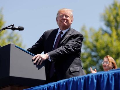 Trump veta negocios con firmas extranjeras como Huawei para evitar
espionaje