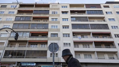 Un ciudadano camina por la avenida Villamayor de Salamanca.