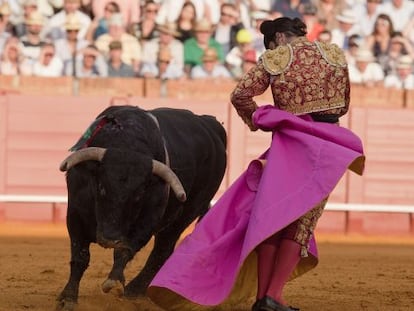 Media verónica de Morante de la Puebla a su segundo toro.