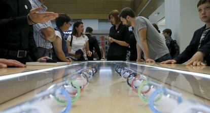 Relojes de Apple expuestos en una tienda de la marca de Moscú (Rusia)