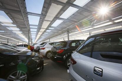 Vista de las placas solares instaladas en la zona de aparcamientos de los coches reci&eacute;n salidos de la fabrica de la empresa Seat, en sus instalaciones de Martorell (Barcelona).