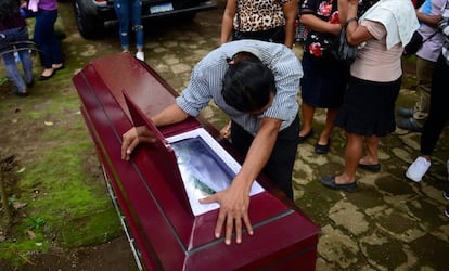 Familiares acompañan un cortejo fúnebre, en El Salvador. 