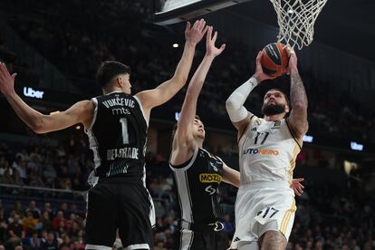 Vincent Poirier entra a canasta durante el partido entre el Partizán y el Real Madrid.