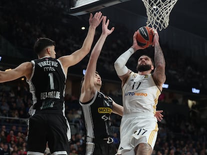 Vincent Poirier entra a canasta durante el partido entre el Partizán y el Real Madrid.