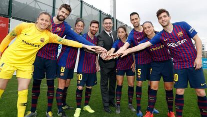 Los capitanes del FC Barcelona, con Josep Maria Bartomeu al centro de la imagen.