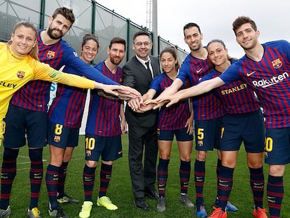 Los capitanes del FC Barcelona, con Josep Maria Bartomeu al centro de la imagen.