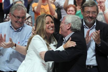 Jiménez abraza al alcalde de Getafe, Pedro Castro. Detrás, Jaime Lissavetzky (a la derecha) y Teófilo Serrano.